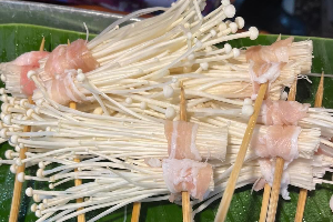 เห็ดเข็มทองพันหมูสามชั้น