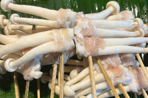 เห็ดออรินจิพันหมูสามชั้น