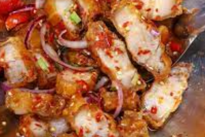 ยำหมูสามชั้นทอด
