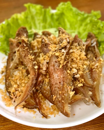ปลาเนื้ออ่อนทอดกระเทียม (Deep-Fried Garlic Flavored Soft-Fleshed Fish)