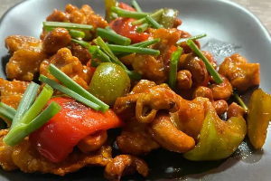 Stir-fried chicken with cashew nuts