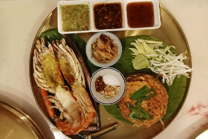 ผัดไทย กุ้งเผา