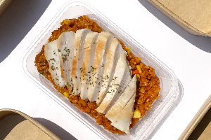ข้าวผัดอเมริกัน ชิ้กเก้นกิลล์ (มะเขือเทศบด100%)
