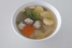 Clear Soup with Chicken and Glass Noodles แกงจืดเต้าหู้ไก่สับวุ้นเส้น