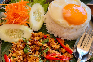 กะเพราไก่ราดข้าว (Stir-fried Chicken with basil  + Rice + Fried egg)