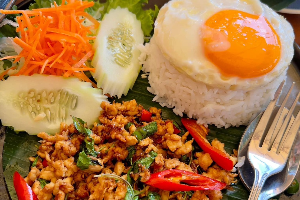 กะเพราหมูราดข้าว (Stir-fried Pork with basil  + Rice + Fried egg)