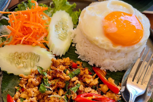 กะเพราเนื้อราดข้าว Stir-fried  Beef with basil + Rice + Fried egg )
