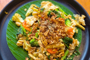 ผัดซีอิ๋วเส้นใหญ่ไก่ ( Stir-fried Noodle with Chicken )