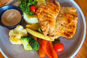 สเต็กอกไก่ กับ ซอสเห็ด เสิร์ฟพร้อมมันฝรั่งทอดและผักผัดเนย (Roasted Free-Range Chicken Breast With Mushroom Sauce Served French Fries and Vegetable Sauteed) )
