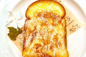 ขนมปังปิ้ง เนย โรยน้ำตาล