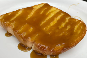 ขนมปังปิ้ง เนย คาราเมลท๊อปปิ้ง (Toast with Caramel Topping)