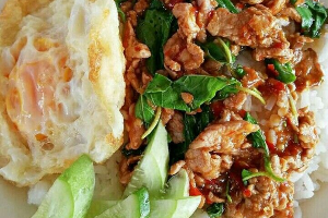ข้าวกะเพราหมูชิ้น
