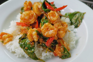 ข้าวกะเพรากุ้ง