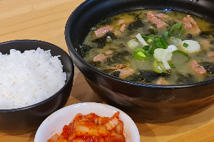 ซุปสาหร่ายเนื้อ 소고기 미역국 Beef Seaweed soup