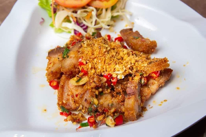 หมูกรอบคั่วพริกเกลือ