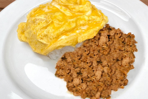 ข้าว หมูสับกระเทียม พริกไทย ไข่