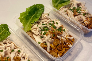 เส้นหมี่ข้าวกล้องคลุก อกไก่ฉีก (ใหม่)