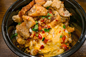 ข้าวไข่ข้นหมูกรอบคั่วพริกเกลือ