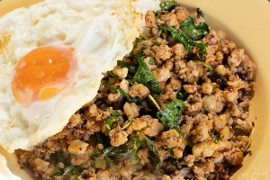 ข้าวกะเพราหมูสับ สูตรพริกแห้งโบราณเข้มข้น