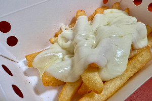 เฟร้นช์ฟรายส์เส้นใหญ่ คลุกผง+ราดชีสยืด (Mozz.Cheese FRIES)