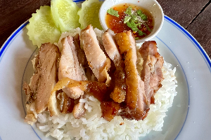 ข้าวไก่อบน้ำจิ้มแจ่ว