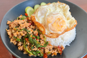 ผัดกระเพราราดข้าว