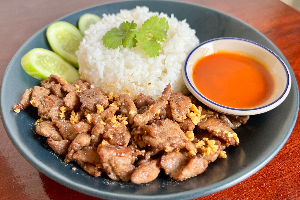 ผัดกระเทียมพริกไทยราดข้าว