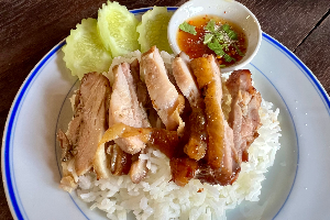 ข้าวไก่อบน้ำจิ้มแจ่ว