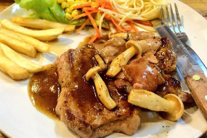 สเต็กราดด้วยถั่วลิสงบด