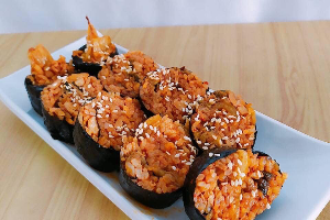김밥 (김치 볶음밥) - kimchi Bokkeum bap Kimbap (ข้าวผัดกิมจิห่อสาหร่าย)