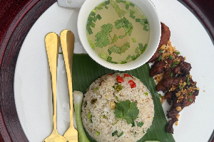 ข้าวผัดพริกเกลือ หมูทอด (Fried Rice with Chili and Salt/Fried Pork)