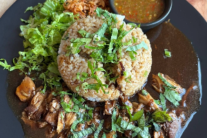 ข้าวหน้าไก่ตุ๋น น้ำจิ้มโซแซ่บ