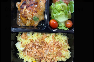 ข้าวอบขมิ้น ไก่สมุนไพรกะทิ พร้อมซุป