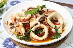 กะเพราปลาหมึก (กับข้าว)