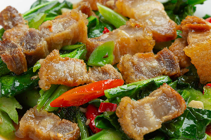 คะน้าหมูกรอบ (กับข้าว)