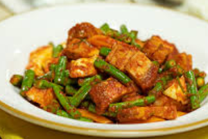 ผัดพริกแกงหมูกรอบ (กับข้าว)