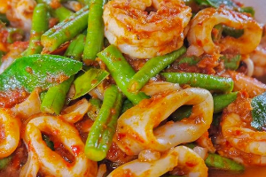 ผัดพริกแกงทะเล (กับข้าว)