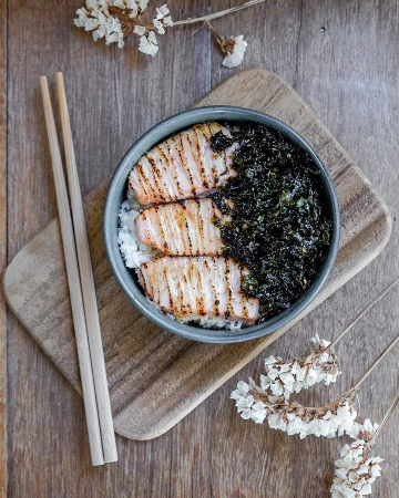 grilled salmon slices with rice