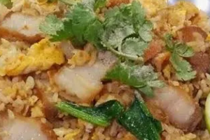 ข้าวผัดหมูกรอบ