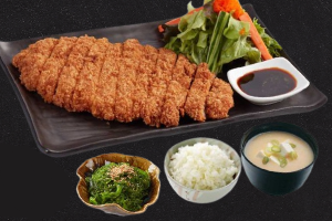 ชุดข้าวทงคัสสึหมู ข้าวญี่ปุ่น  ยำสาหร่าย ซุปมิโสะ