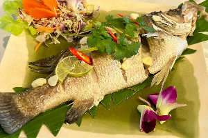 ปลากะพงนึ่งมะนาว ( Steamed sea bass with lemon )