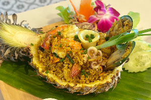 ข้าวผัดสับปะรดทะเล Stir-fried Rice with Pineapple Seafood + Fried egg