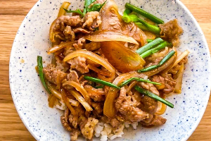 ข้าวหน้าเนื้อรสเผ็ด
