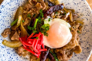 ข้าวหน้าเนื้อรสเผ็ดไข่ออนเซ็น