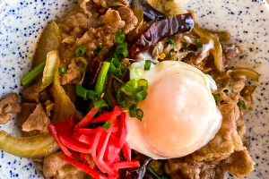 ข้าวหน้าหมูรสเผ็ดไข่ออนเซ็น