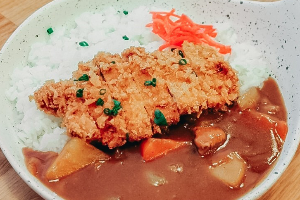 ข้าวหน้าแกงกะหรี่หมูทอด