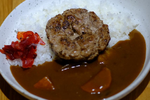 ข้าวแกงกะหรี่เนื้อแฮมเบิร์ก