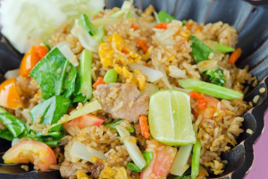 ข้าวผัดหมู    (ried rice with pork)