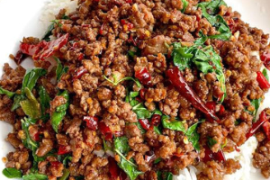 กระเพรา หมูสับ/เนื้อสับ  (Stir-fried minced pork with basil / Beef)