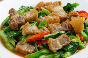 คะน้าหมูกรอบ   (Stir fry Kai Land and crispy pork )